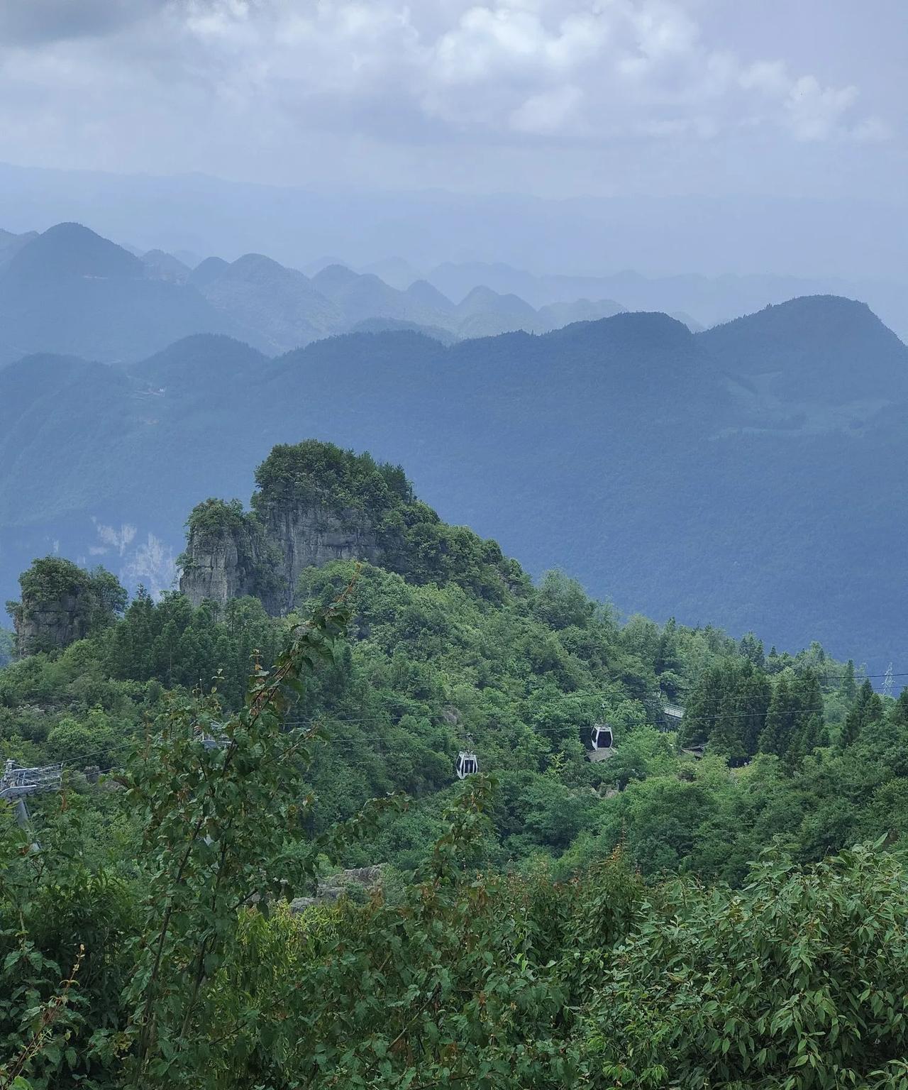 避暑第三天
今天去恩施大峡谷玩，这是第二次去，基本把腿爬废掉了，走路成了跛子，膝