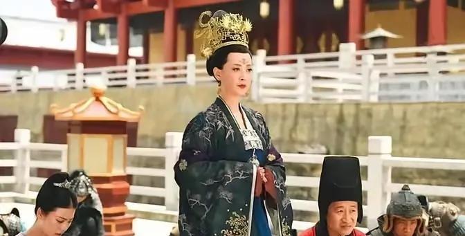公元929年，37岁还一事无成的刘知远在放马时，对17岁的李三娘一见钟情。李父大