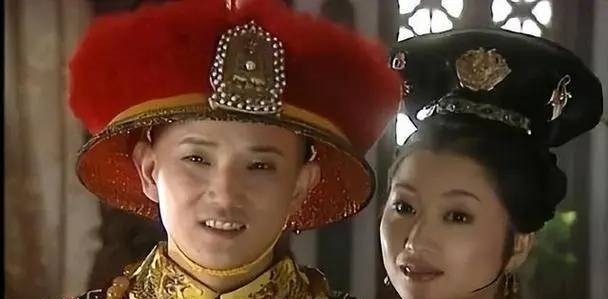 平妃：祖父为重臣索尼，姐姐为康熙皇后，10岁嫁姐夫，仅25岁早逝