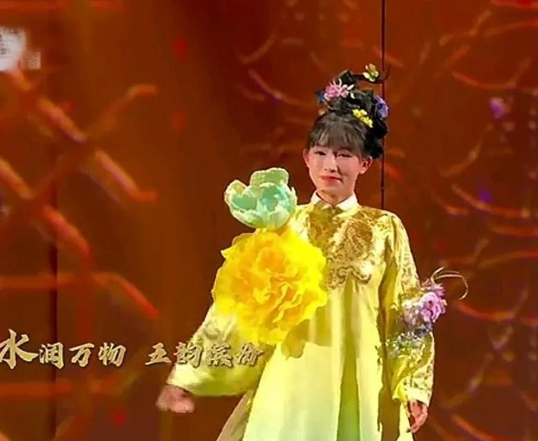 没想到今年春晚居然是李子柒开的头。
可惜姑子姐不认得她，
惊呼：
这个女的是谁？