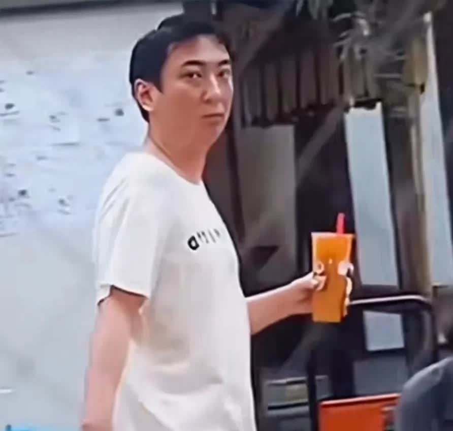 说实话，王思聪的随性真不是一般富二代能比的，还有他穿着的随意、豪放不羁也不是一般