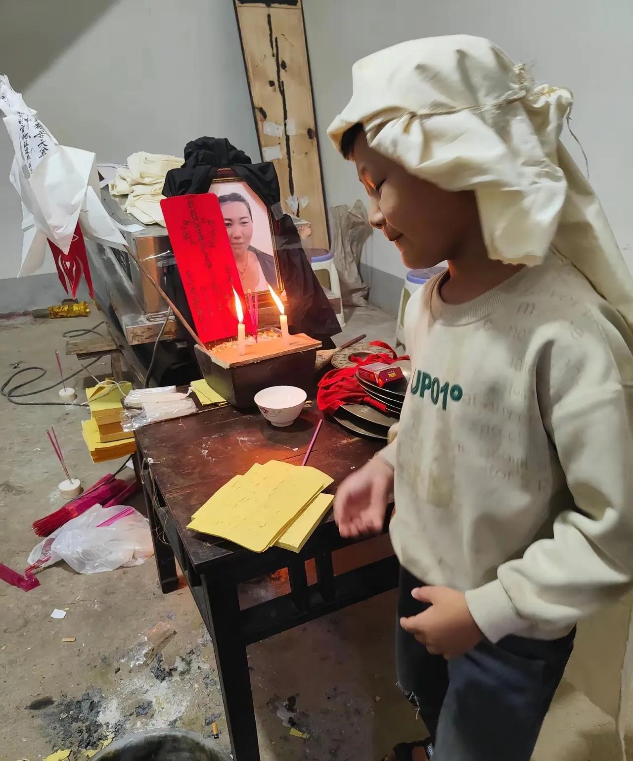 天爷，她才33岁 ，怎么忍心带走她。每天清明节，在陵园里面，都可以看到，一些年纪