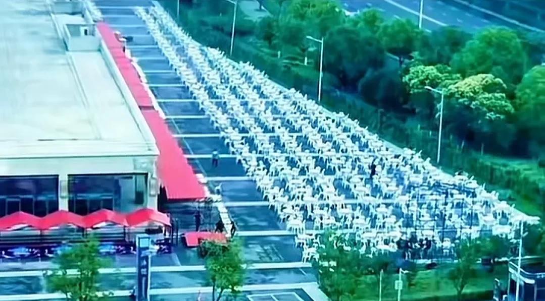 淮安奥体外已经摆了上千套桌椅等待南京盐水鸭～
足球输赢无所谓，如果不能留下南京人