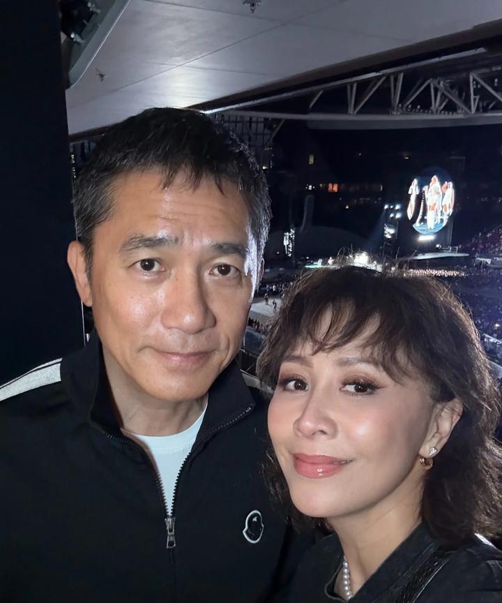 刘嘉玲晒与梁朝伟合照，这状态真的不像59岁的人！