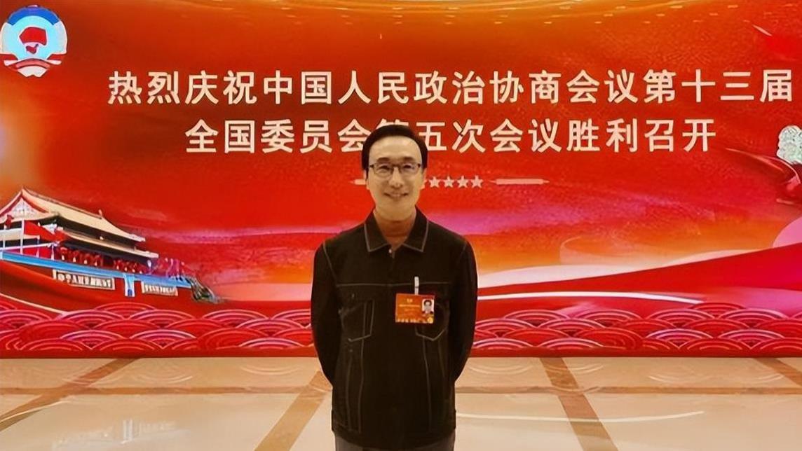 明星素颜亮相人民大会堂，没了团队包装，现场全是普通男女