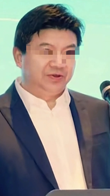 很明显，机场董事长与女子双方都是酒后发生的糊涂事。

女子凌晨一觉醒来，发现自己