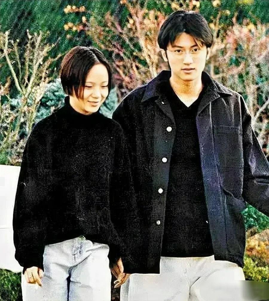 青涩时期的谢霆锋，乍一看有点像苏有朋。 

这张照片拍摄于1996年，当时谢霆锋