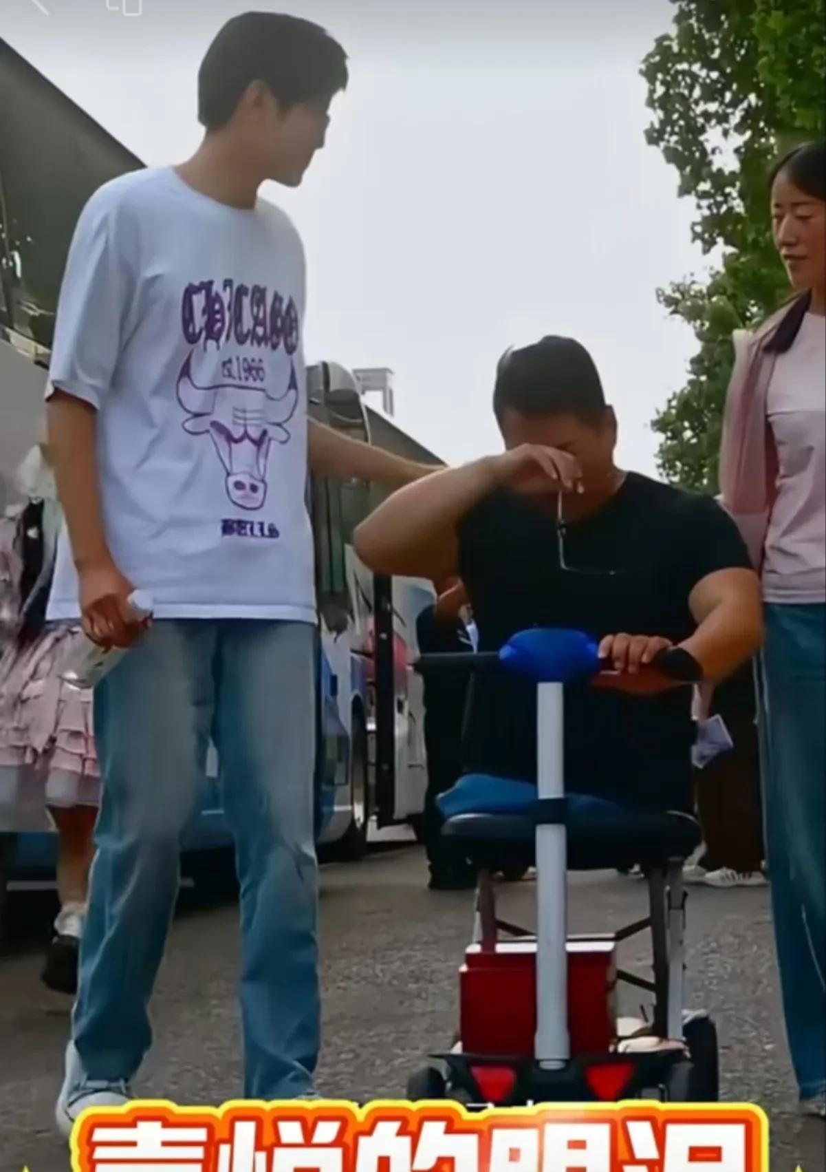 昨日，“扁担女孩”登上了热搜，网友们纷纷点赞支持。网友表示，扁担女孩那坚定的步伐