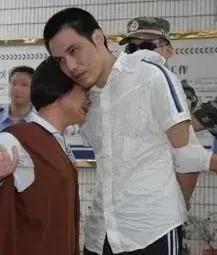 这张照片拍摄于2009年6月26日，两人是夫妻，看看照片里的阵势就知道这是生死离