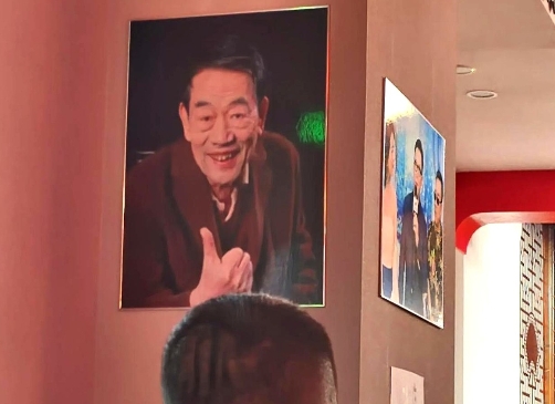 昨天冲进剧场看杨议相声时，握着68块的票根手都在抖。
谁能想到现在还能用一顿外卖