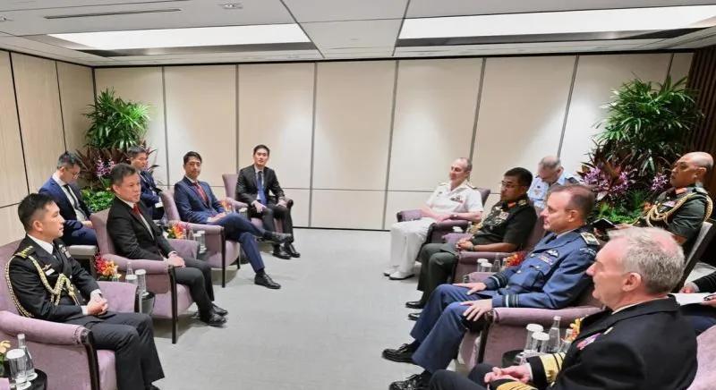 新加坡军方“拉帮结派”欲填补美国军事“空虚”，平衡亚洲大国的影响力。
据新加坡官