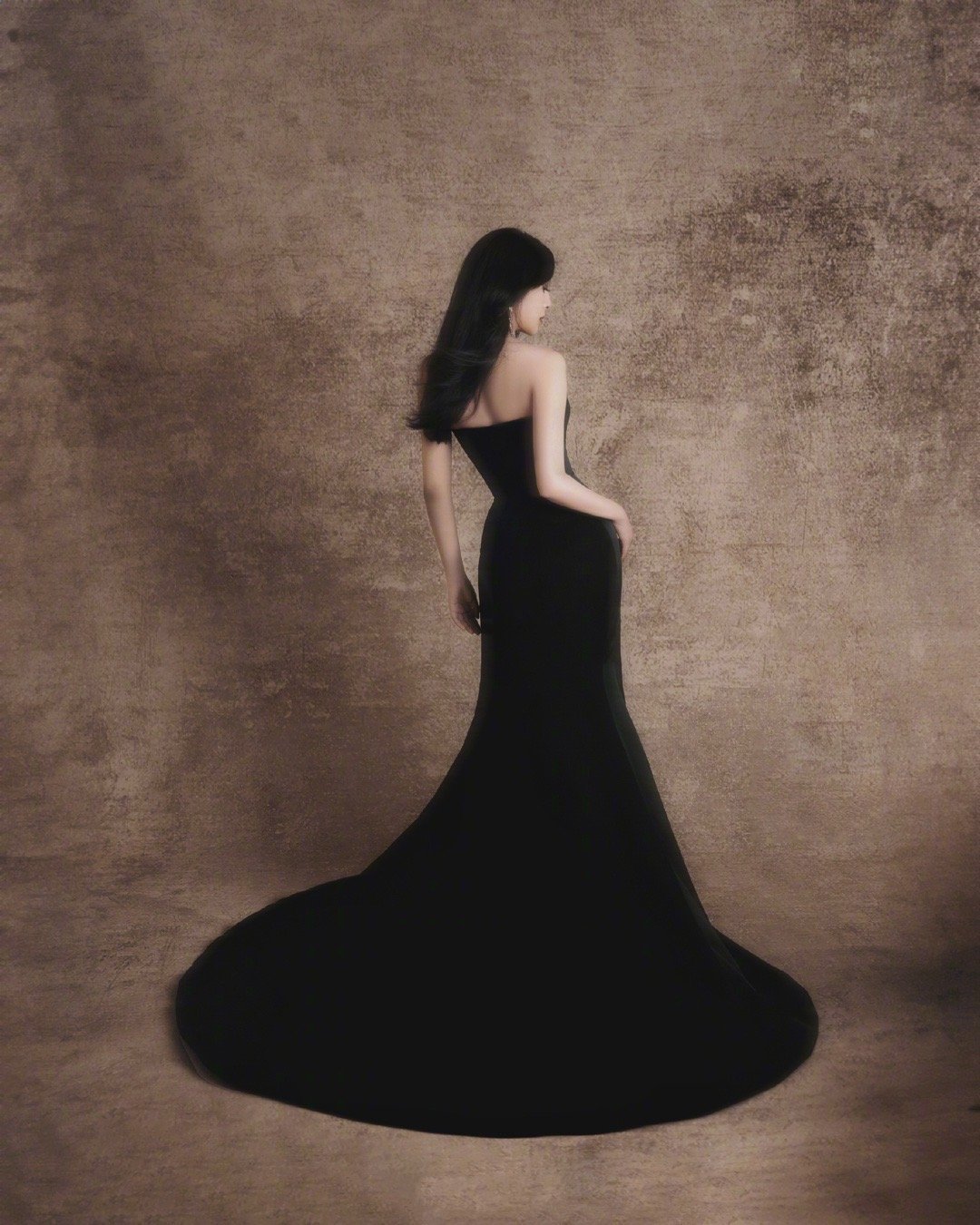 一袭黑裙 万种风情 张含韵惊艳全场！直男：瞳孔地震