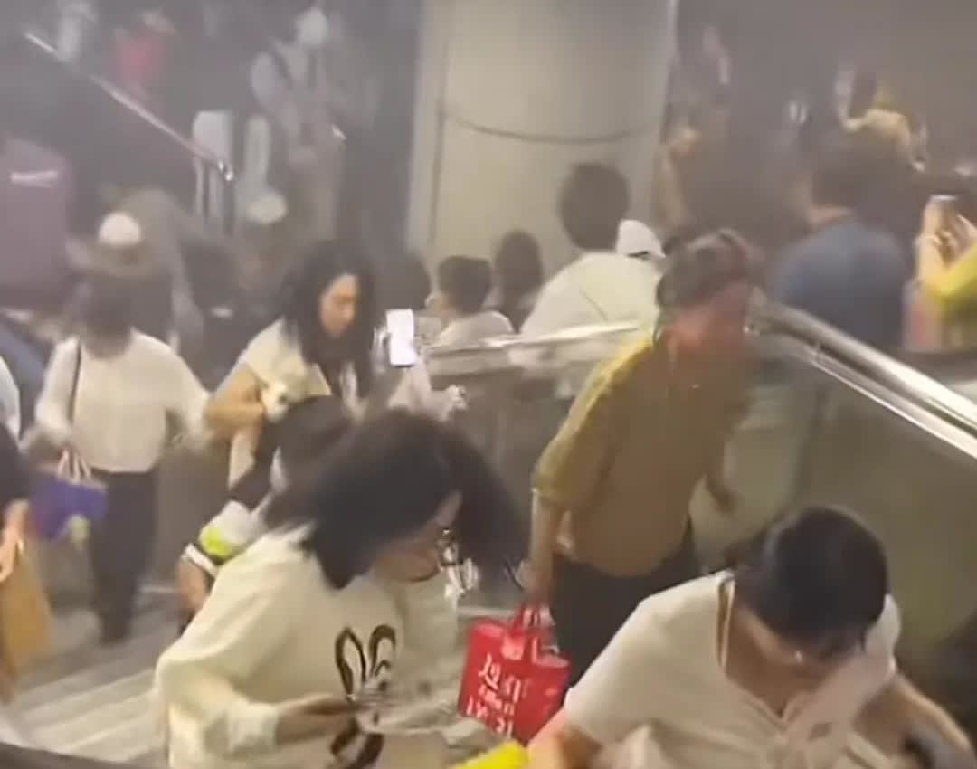 沈阳地铁道歉了！今晚18点下班时间段，沈阳青年大街地铁站内全是灰尘，很多乘客捂住