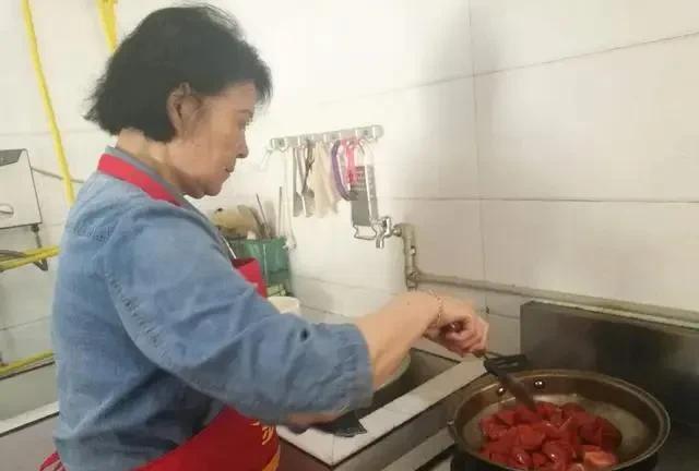 浙江1女子第一次去男友家，谁料，竟因一个动作引起大家怒骂，然而，得知真相后，大家