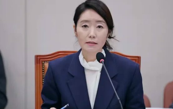 23日韩国总统李在明提名的女性家族部长候选人姜善宇在压力之下主动辞职，李在明政府