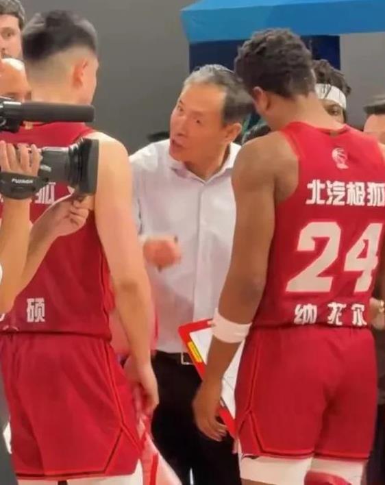 方硕少说多做吧！
北京男篮主场惨败后，方硕在采访时表示：对于我们说，比赛还没结束