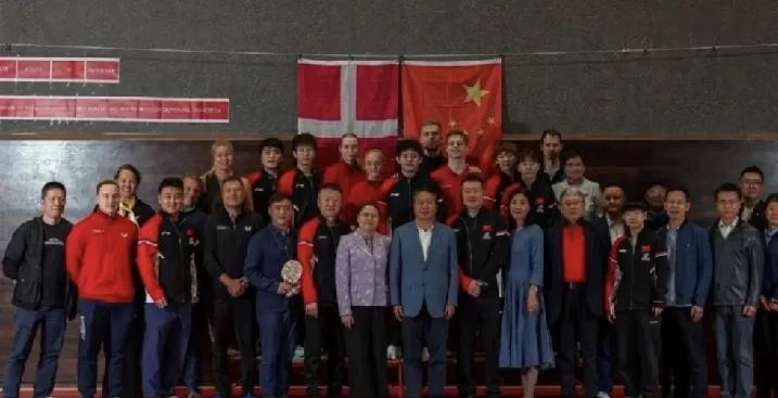 国乒活动大合照来啦！
莎莎是第一排中唯一的一个运动员，太优秀了。
简单说就是，唯