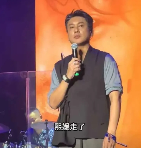 都散了吧！朱孝天开个人演唱会，其他F3送松鲜花！卡片上的字是亮点！他们一点也不计