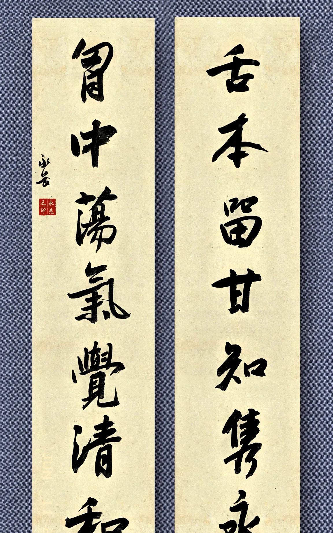书架顶层，蒙尘的碑帖、画册、诗词小册子挤作一团。每本都曾令我热血沸腾，匆匆翻过几