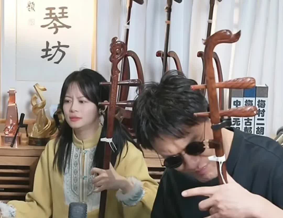 二饼直播间粉丝再玩快闪，这次是阿力家族 。此前，粉丝们也玩过几次快闪。有一回，大