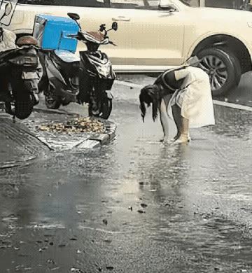 心中有爱
眼里有光
此时此刻
此情此景
无论你是何种衣着
也不管是什么工作
你都