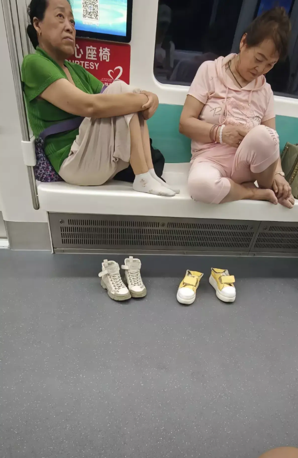 “太缺德了”有一名男子乘坐地铁回家，看到对面座位上，两名大妈在乘坐地铁的时候，一