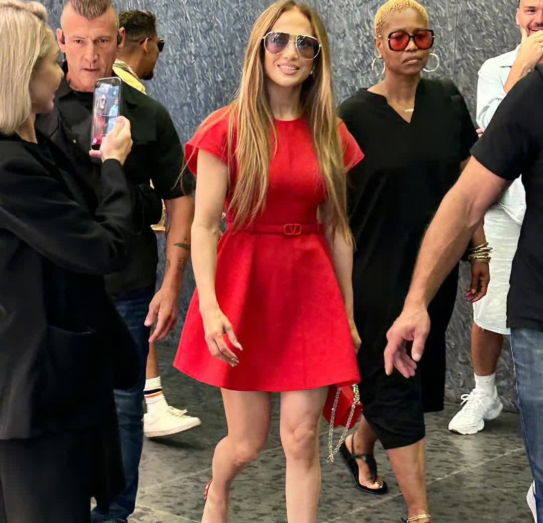 詹妮弗·洛佩兹（Jennifer Lopez）身穿华伦天奴小红裙现身波兰华沙的高