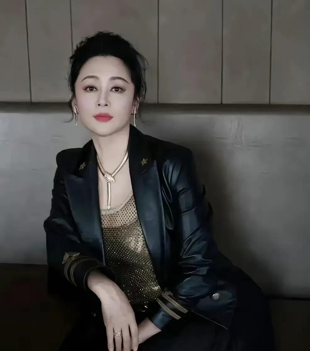 这个女人年轻的时候实在太美，简直找不出词来形容这种美丽。
如今才58岁，老的不成