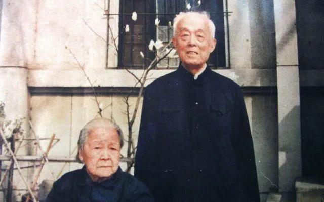 1964年，国学大师季羡林，得知妻子彭德华要来北京时，转头就将大床换成了单人床，