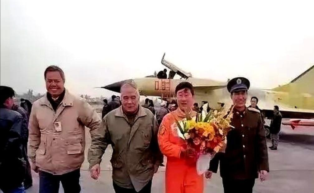 1998年3月23日，当中国空军歼十首席试飞员雷强成功试飞后走下飞机时，作为歼十