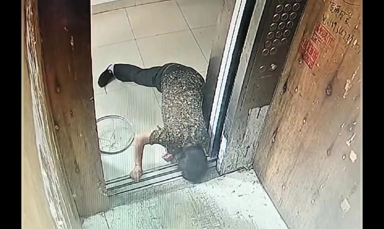安徽大妈神操作，竟用菜刀卡电梯，致电梯门瞬间爆裂。
近日，一位安徽大妈乘坐电梯时