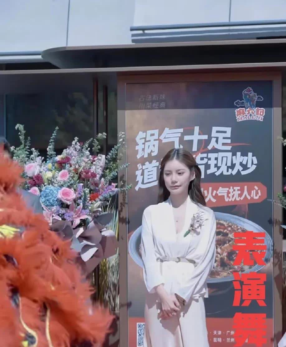 怎么会有如此人美心善的人，

小梅也太好了吧，

今天不是北京保利店新店