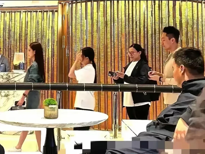 汪小菲带孩子，还是挺让人放心的，大S也该安心了……

一家四口带着两个保姆香港旅