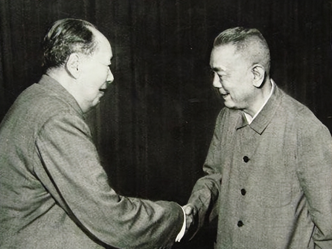1974年9月，毛主席会见外国客人，国务院副总理李先念在座。谈话中，毛主席向外国