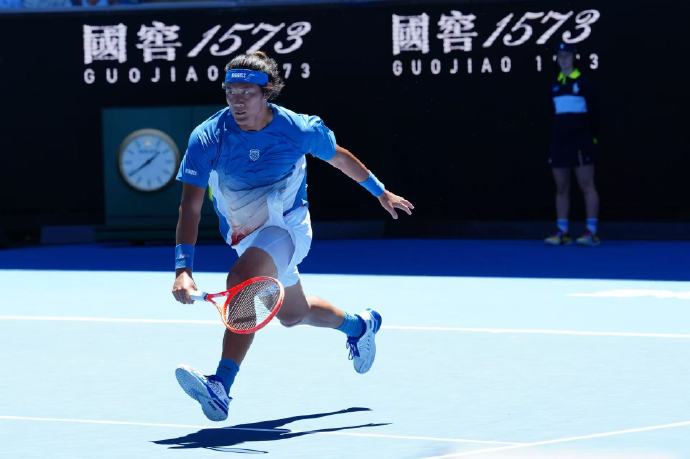 第一位登场的中国选手告负

澳网男单首轮，张之臻3-6/6-7(0)/3-6不敌