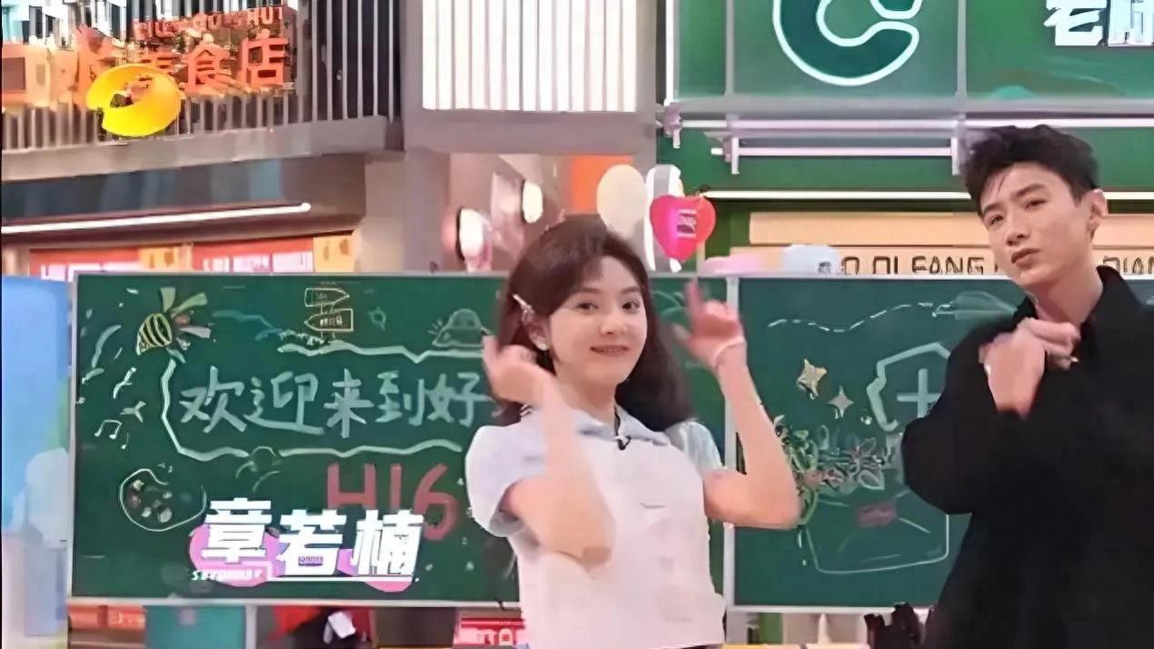 白敬亭章若楠发合照惊现“暗糖”：是营业糖精，还是真情流露？