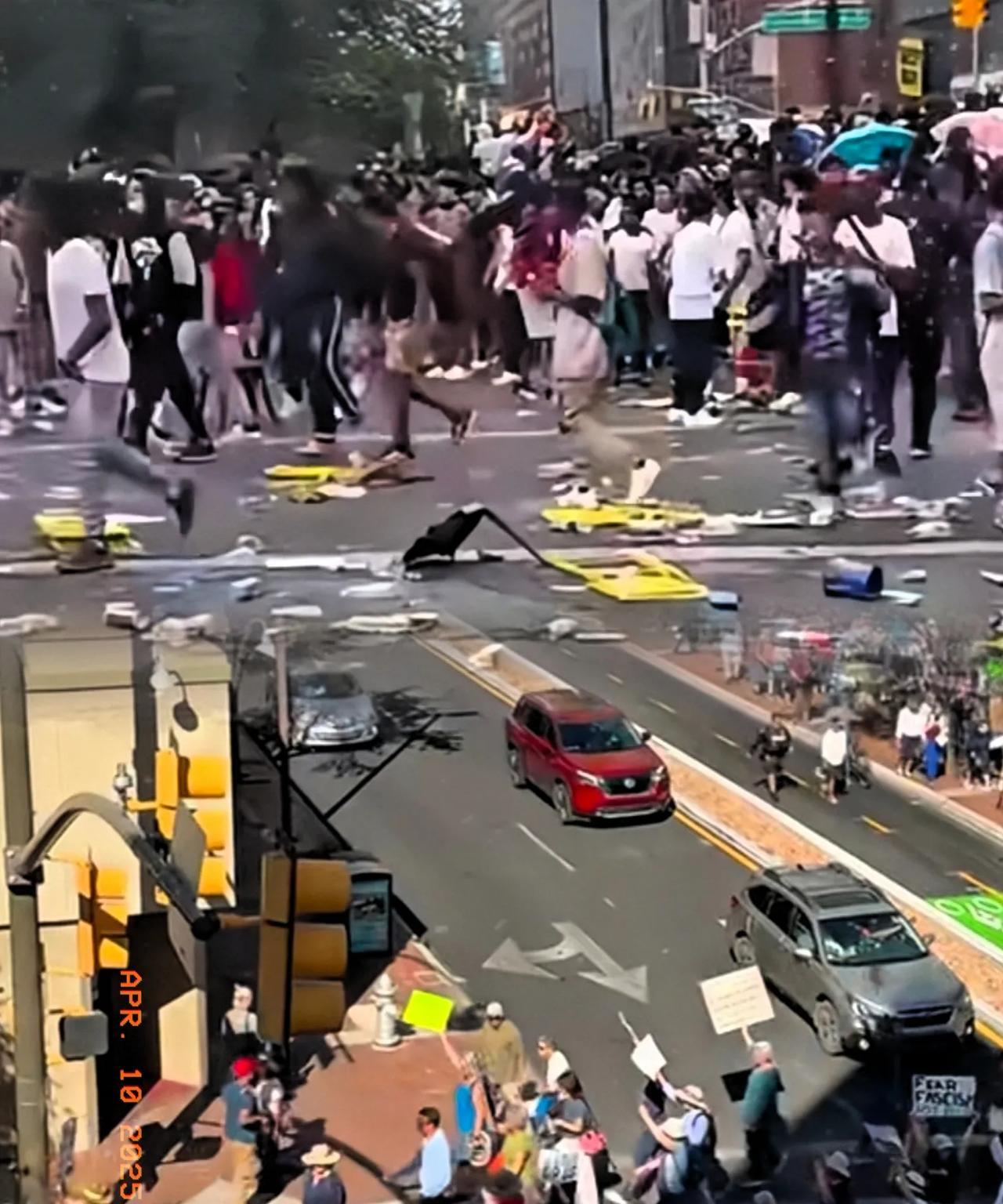 最近真的不要去美国了！
外交部发言人在例行记者会上表示，赴美公民要注意安全，并谨