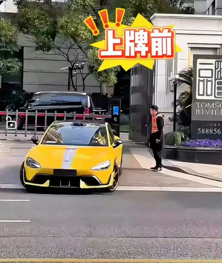 怪不着，雷军要建议换车牌的颜色了，看起来真的像重庆的出租车，你说谁看得出来呀，哈