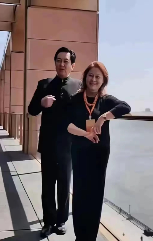 72岁唐国强携妻子游上海，染黑发拉近年龄差，气质满满
