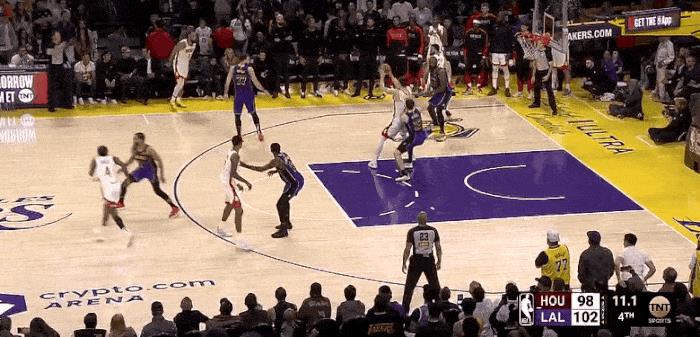 老汉发威！詹姆斯关键封盖锁定胜局！
在今天NBA常规赛湖人对阵火箭的第四节比赛最