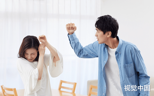 家暴男原来是“纸老虎”~结婚11年，被打无数次，原本以为会死在他手里，没想到一个电话，竟让他吓到尿裤
