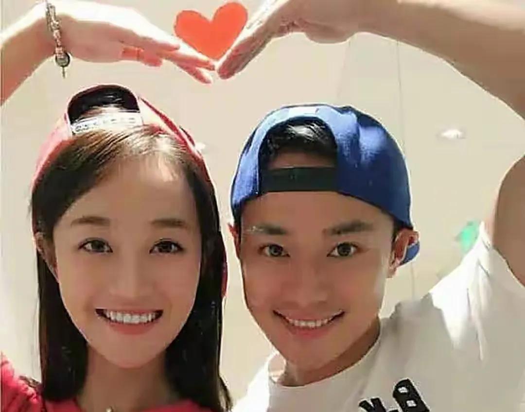 那个时候蓝盈莹曹骏，他俩上过热搜，什么迟到小姐准时先生，后面蓝盈莹就开始上综艺了
