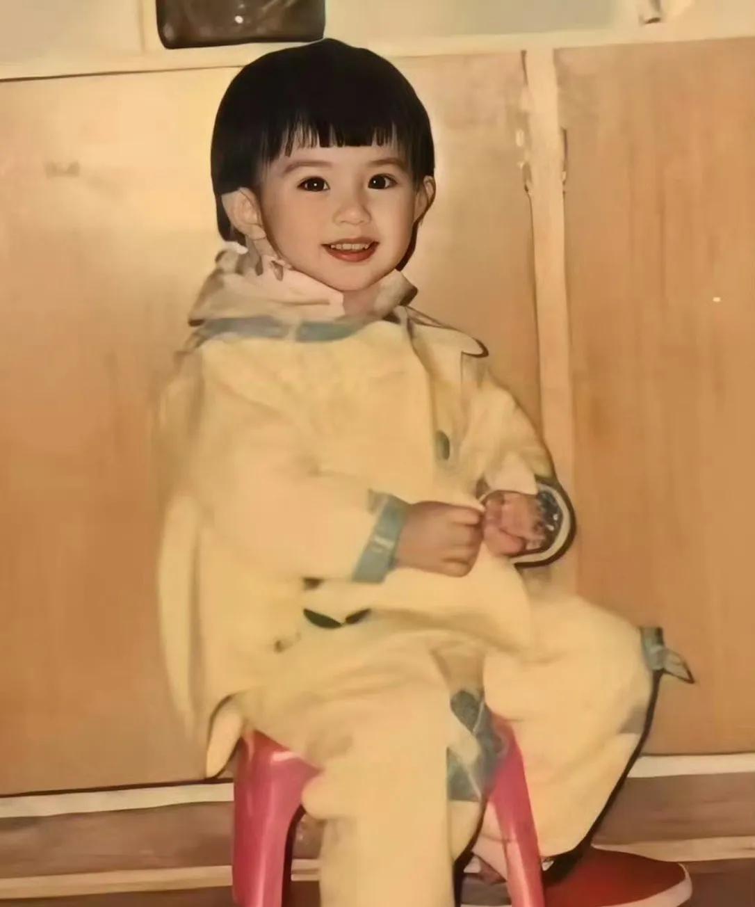 #孟子义打小眼睛就大# 节目里，20年前的孟子义童年照被曝光，小孟子义小小的脸上