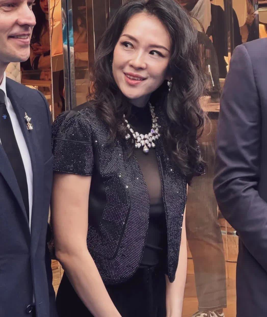 章子怡怎么怎么突然变相了，脸上肉多了！苹果肌为什么那么高？眼神变犀利了，相貌有点