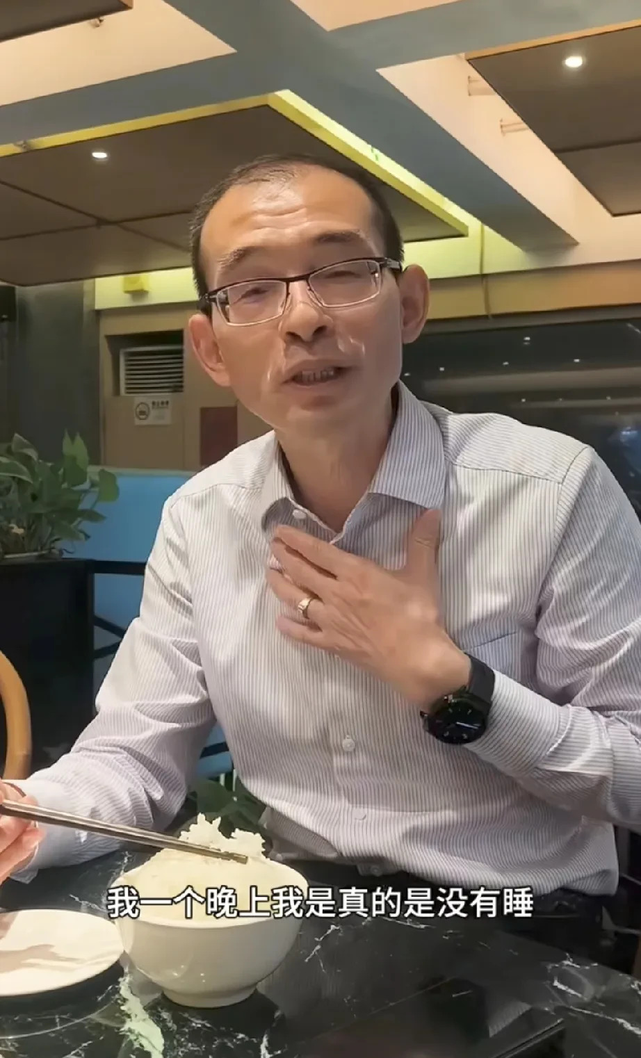 谢爸彻夜未眠看儿子











我的天哪！谢浩男回家第一晚，竟然被亲爹