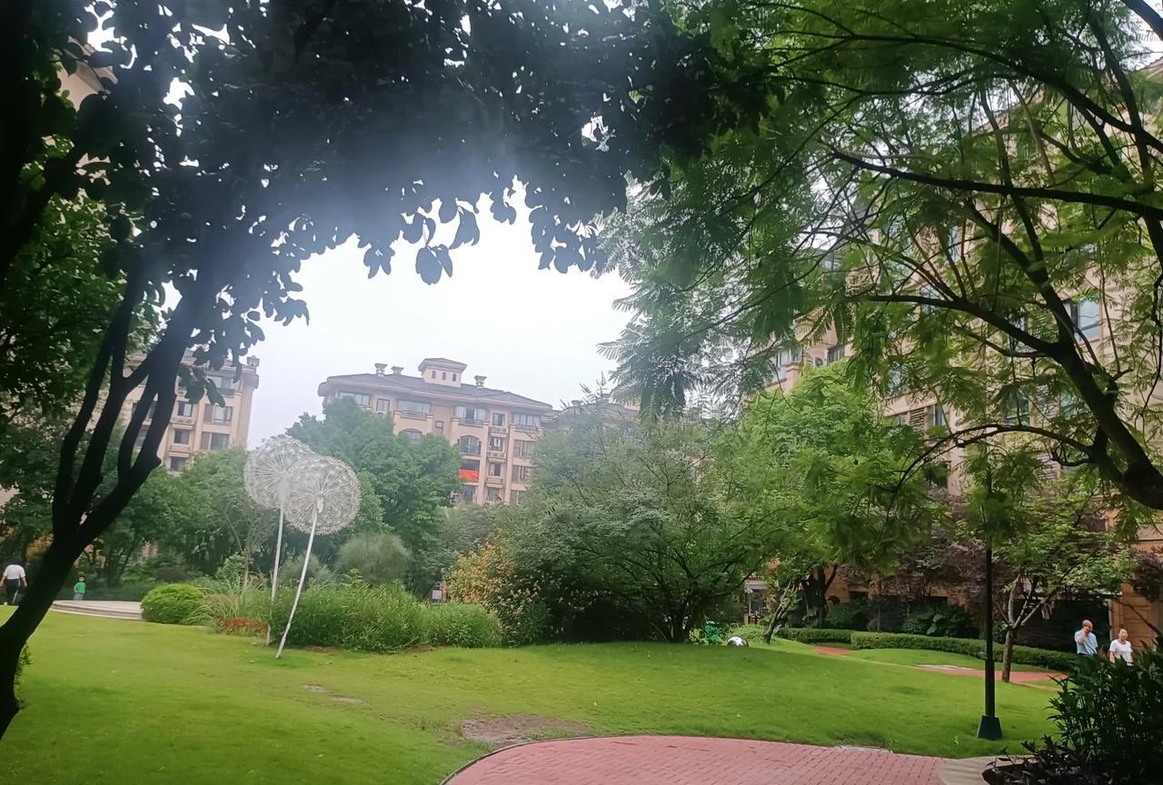 咱学校有好几个家庭是最幸福的：全家人都是教师。
父母当教师，儿或女也是教师。
将