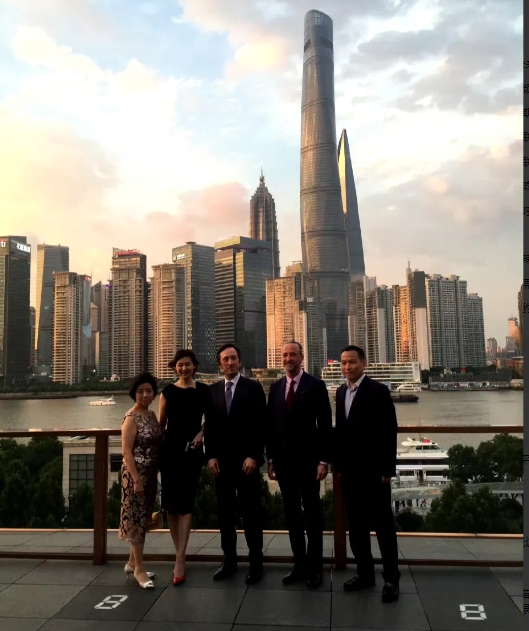 上海首富的老婆王津元也老了，毕竟也50多岁了，变得有点胖了，看起来有点壮了！胳膊