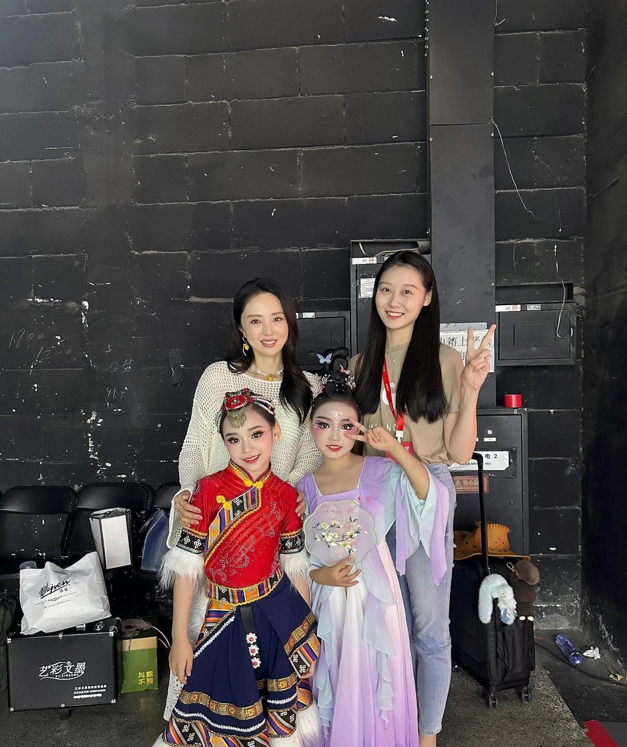 董璇把女儿小酒窝教得真好！才9岁的小姑娘，参加舞蹈比赛时一点不怯场，跟老师合影笑