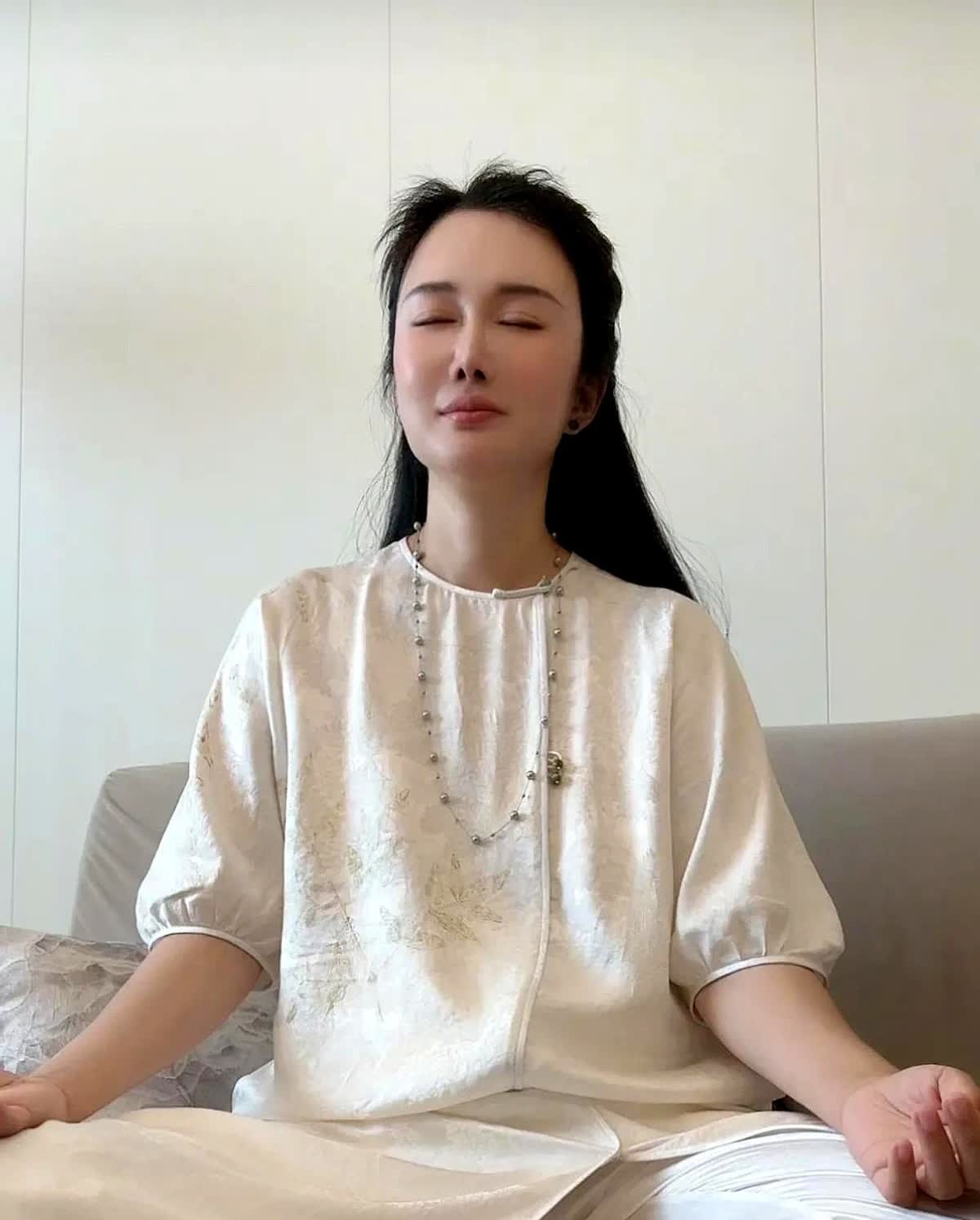 还得是杜星霖，每天吃饱了就是打坐，不用挣钱，也不用带娃。

普通每天除了挣钱