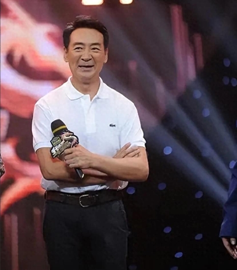 2003年，49岁的寇振海向演员李婷表白，李婷直接拒绝，说道：“你比我大21岁，